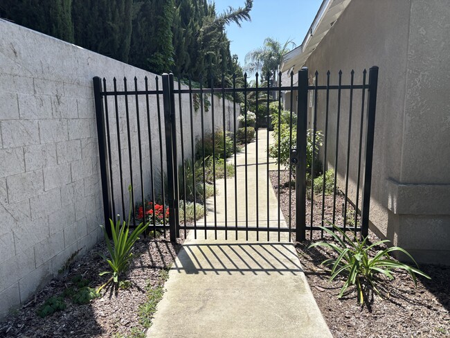 2311 W Sunnyside Ave, Unit #1 Sunnyside in Visalia, CA - Foto de edificio - Building Photo