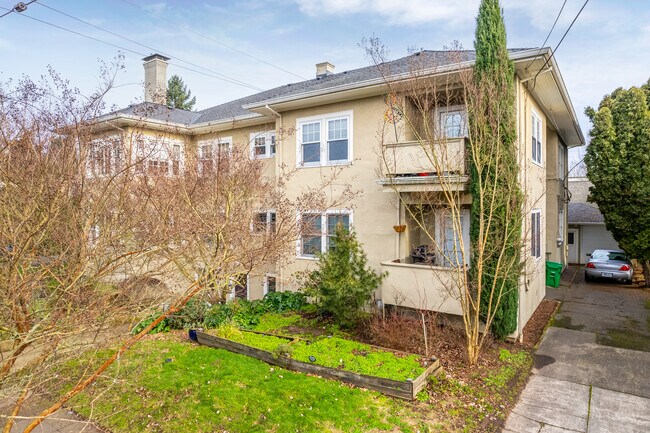 2208 NE Schuyler St in Portland, OR - Foto de edificio - Building Photo