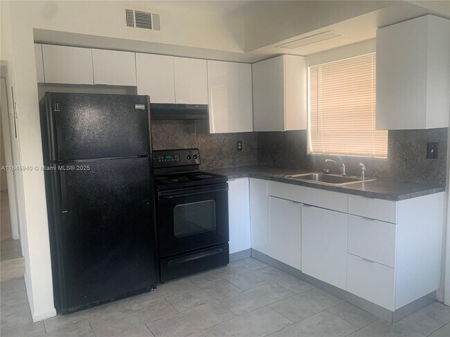 218 SE 10th St in Hallandale Beach, FL - Building Photo - Building Photo