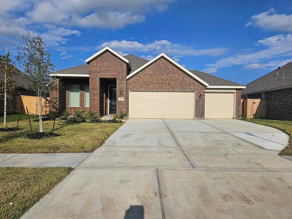 9534 Meghan Heigts Dr in Highlands, TX - Building Photo