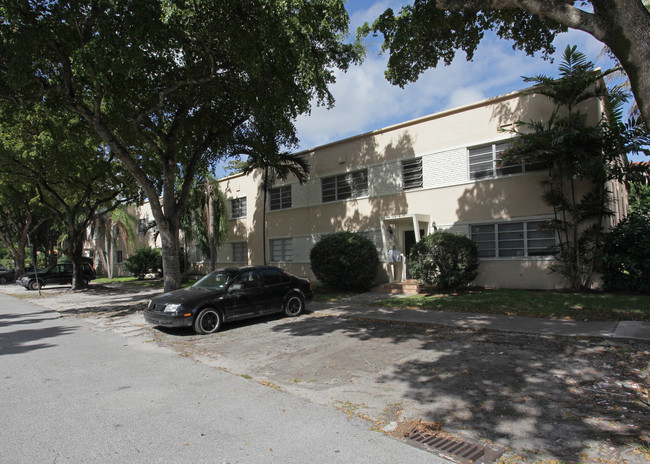 625-635 Santander Ave in Coral Gables, FL - Building Photo - Building Photo