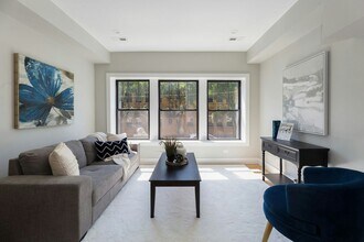2457 W Logan Blvd in Chicago, IL - Building Photo - Building Photo