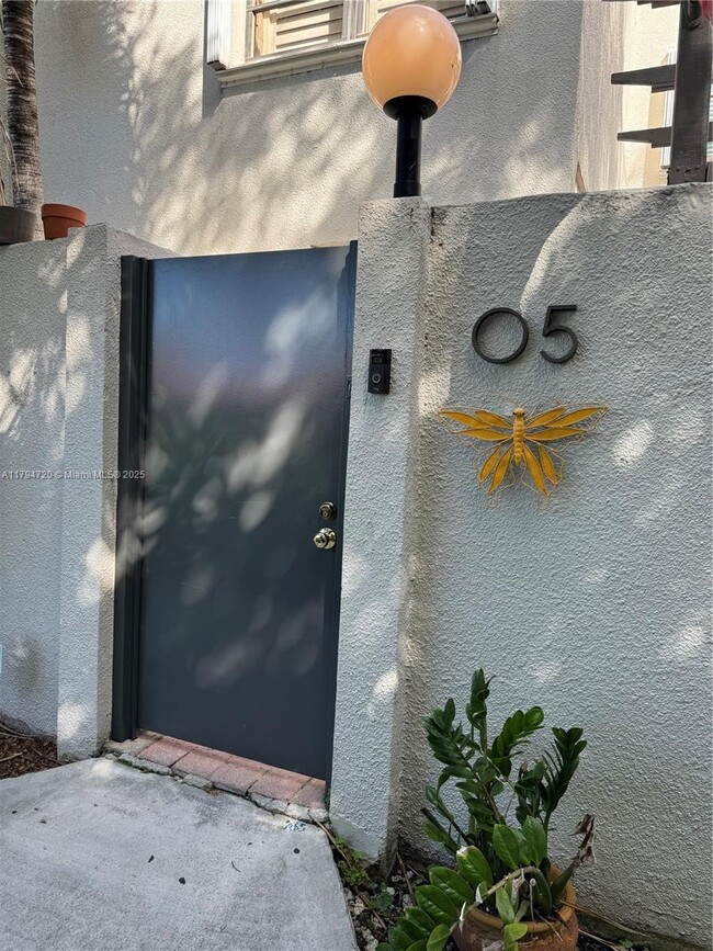 4702 SW 67th Ave in Miami, FL - Building Photo - Building Photo