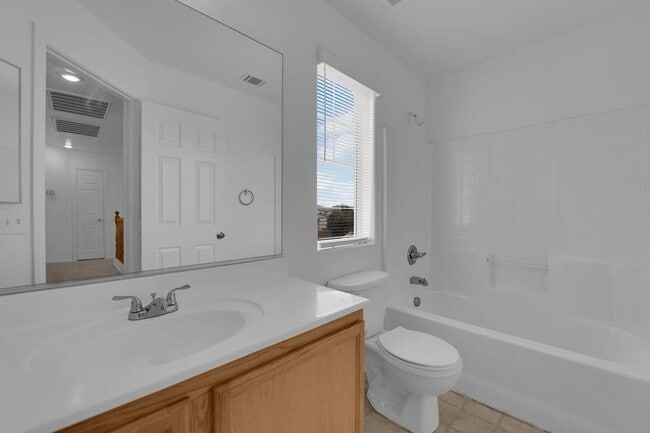 813 E La Madre Wy in North Las Vegas, NV - Building Photo - Building Photo