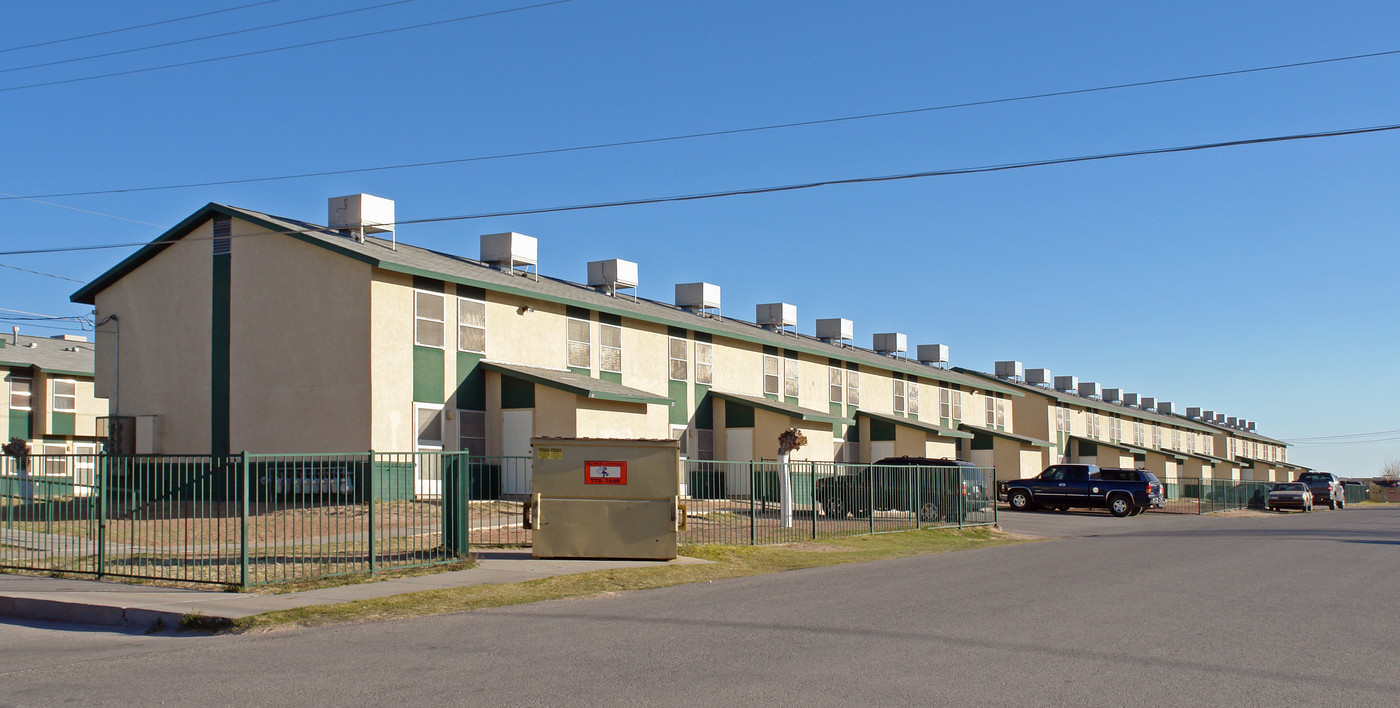 908 NE Mike Maros in Clint, TX - Foto de edificio