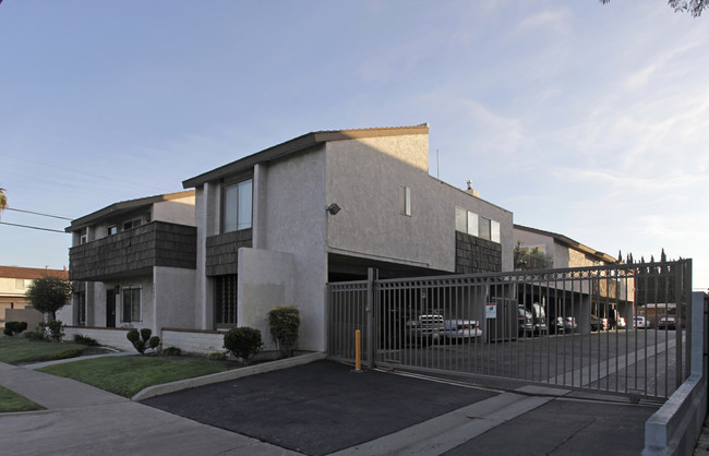 Indiana Apartments in Buena Park, CA - Foto de edificio - Building Photo