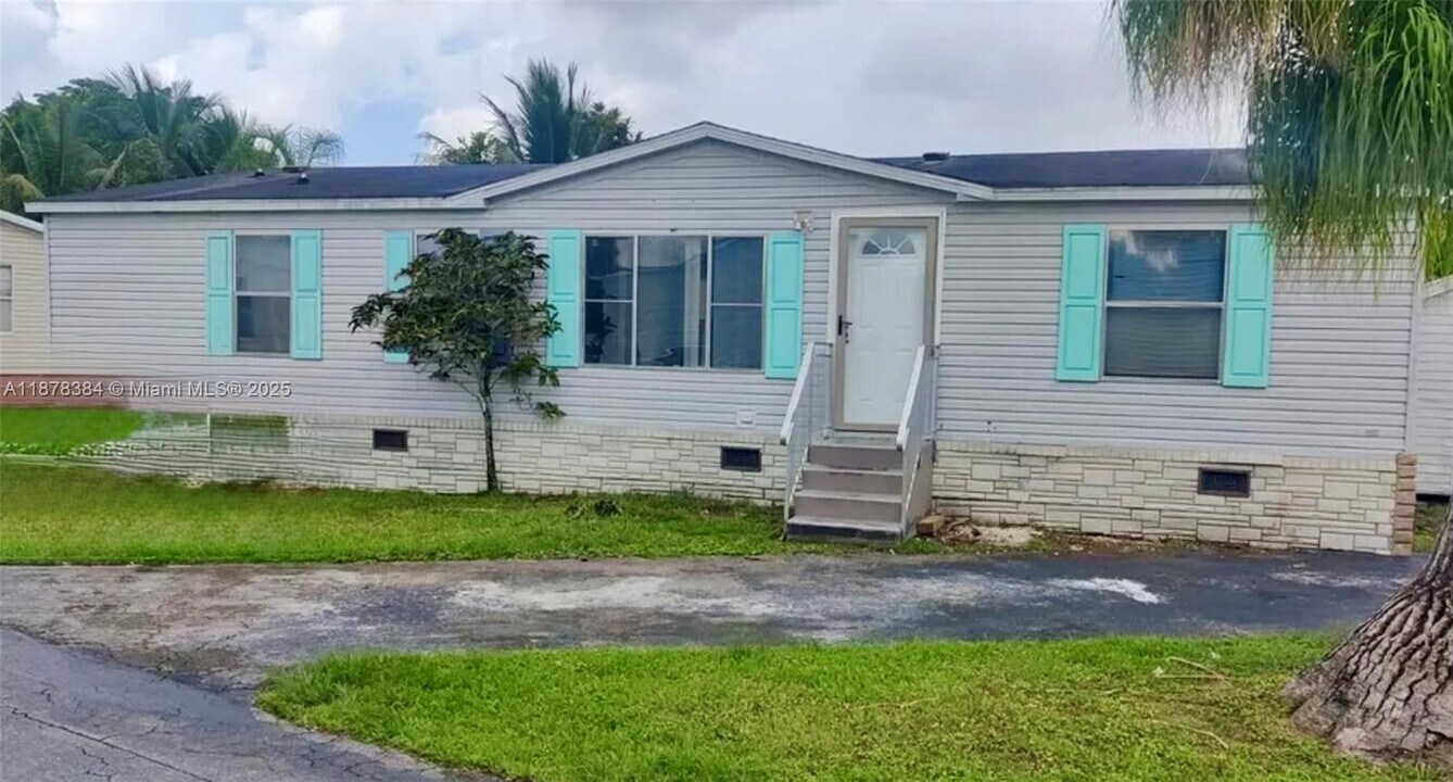 220 NE 12th Ave in Homestead, FL - Building Photo