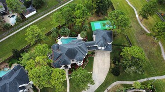 600 Royal Oaks Dr in Friendswood, TX - Building Photo