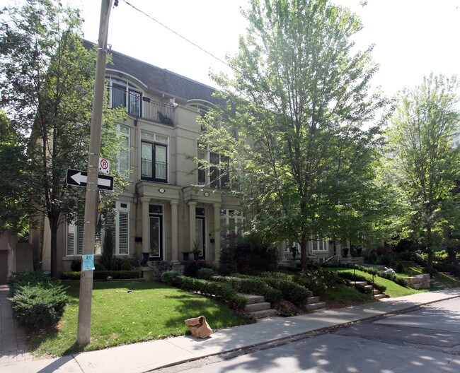 413-423 Walmer Rd in Toronto, ON - Building Photo - Primary Photo