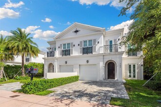 315 Santander Ave in Coral Gables, FL - Foto de edificio - Building Photo