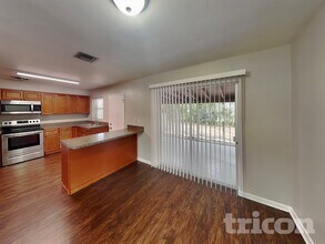 1481 Falmouth Ave in Deltona, FL - Foto de edificio - Building Photo