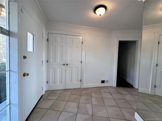1090 Bayhead Dr in Mamaroneck, NY - Building Photo - Building Photo