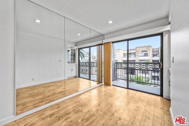 1355 N Sierra Bonita Ave in Los Angeles, CA - Foto de edificio - Building Photo