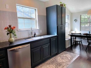 7018 Crosswood Dr in Austin, TX - Foto de edificio - Building Photo