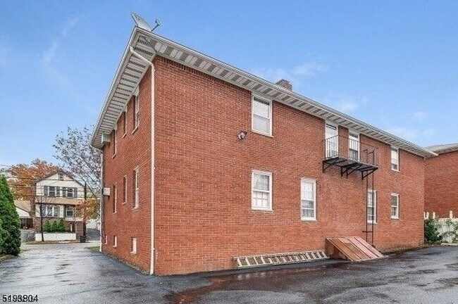 416 Faitoute Ave-Unit -1 in Roselle Park, NJ - Building Photo - Building Photo