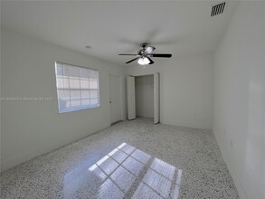 3216 SW 25th Ter in Miami, FL - Foto de edificio - Building Photo