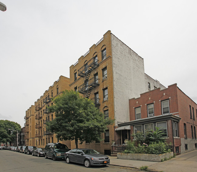 31-59 34th St in Astoria, NY - Building Photo - Building Photo