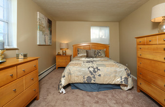 Four Seasons Apartments and Townhomes in Austintown, OH - Building Photo - Interior Photo