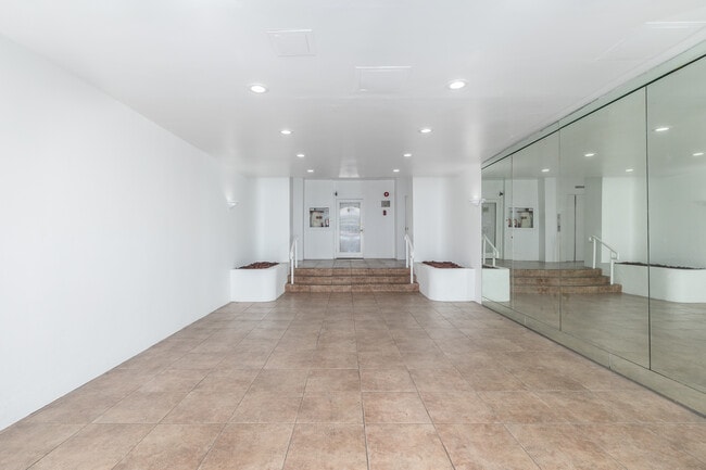 Fuller Apartments in Los Angeles, CA - Building Photo - Lobby