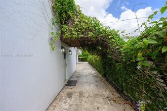 472 Minola Dr in Miami Springs, FL - Building Photo - Building Photo