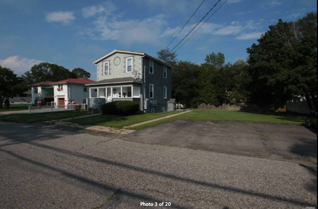 442 S 13th St in Lindenhurst, NY - Building Photo - Building Photo