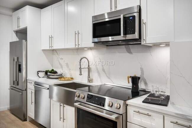 160 E 48th St in New York, NY - Building Photo - Building Photo
