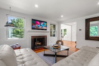 171 Christina St in Newton, MA - Building Photo - Building Photo