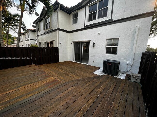 7717 NW 116th Ave in Medley, FL - Building Photo - Building Photo