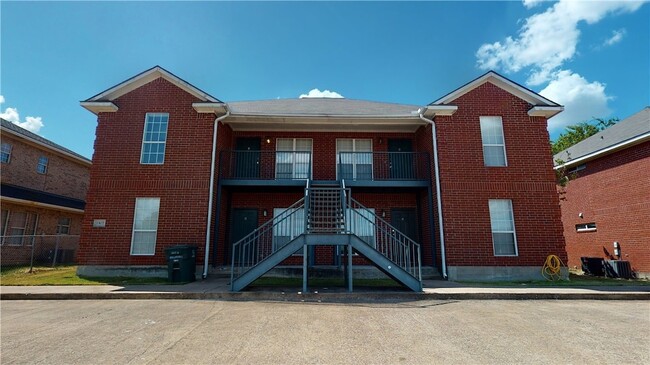 1509 Hollow Hill Dr in Bryan, TX - Foto de edificio - Building Photo