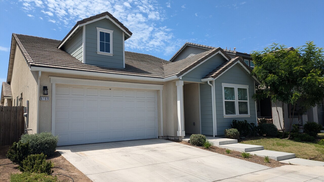 6169 E Vassar Ave in Fresno, CA - Building Photo