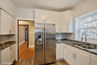4831 W Roscoe St-Unit -2 in Chicago, IL - Foto de edificio - Building Photo