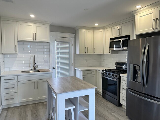 830 Pine St in Oakland, CA - Building Photo - Building Photo