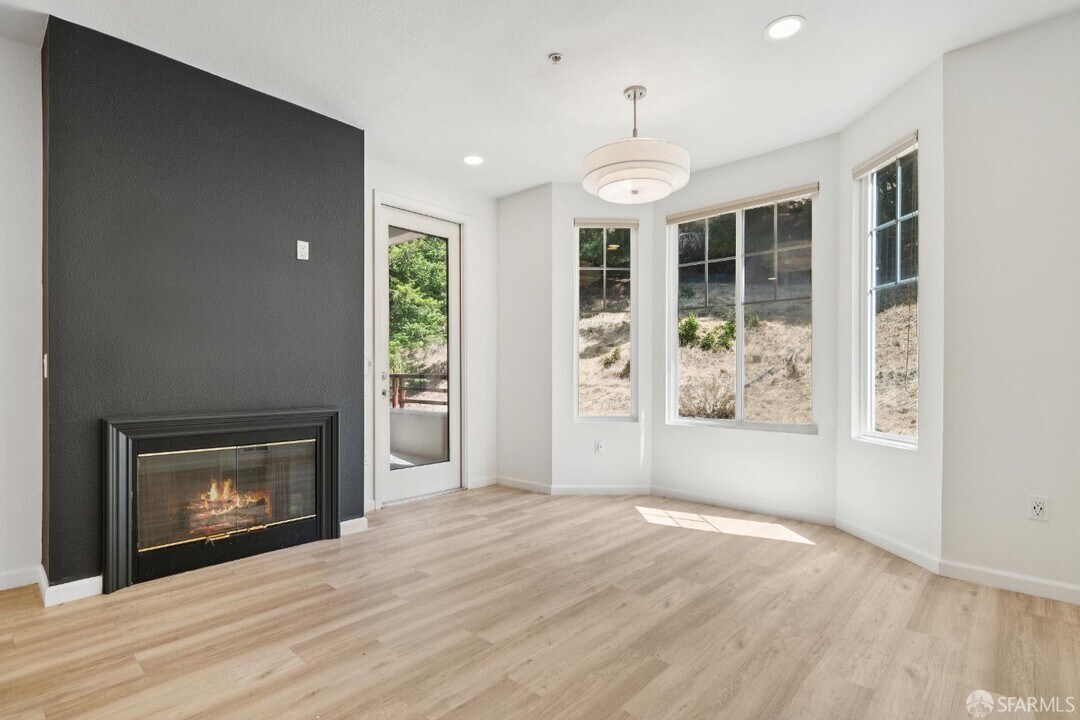 200 Caldecott Ln in Oakland, CA - Building Photo