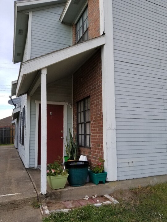 1102 Verde Dr in Bryan, TX - Building Photo