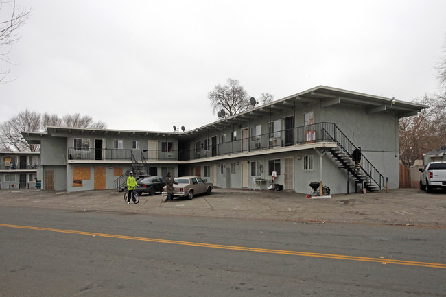 2562 Traction Ave in Sacramento, CA - Foto de edificio - Building Photo