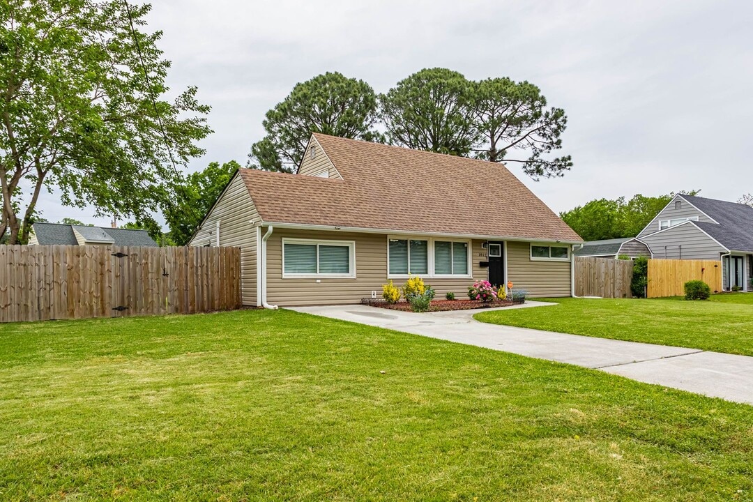 1812 Meadow Lake Dr in Norfolk, VA - Building Photo