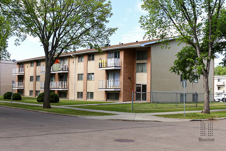 NAITside Court III Apartments in Edmonton, AB - Building Photo