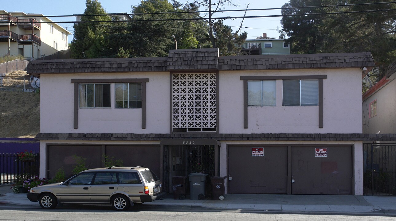 8522 Macarthur Blvd in Oakland, CA - Foto de edificio
