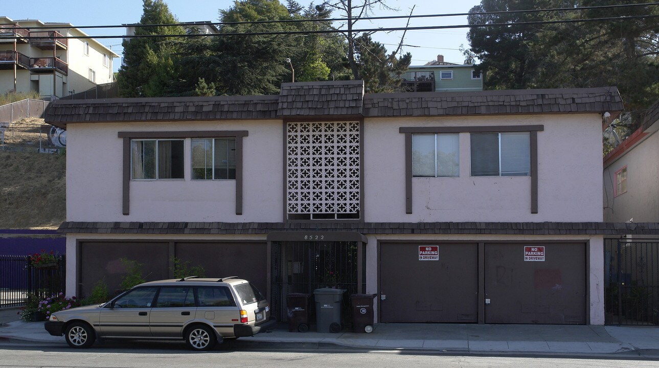 8522 Macarthur Blvd in Oakland, CA - Building Photo