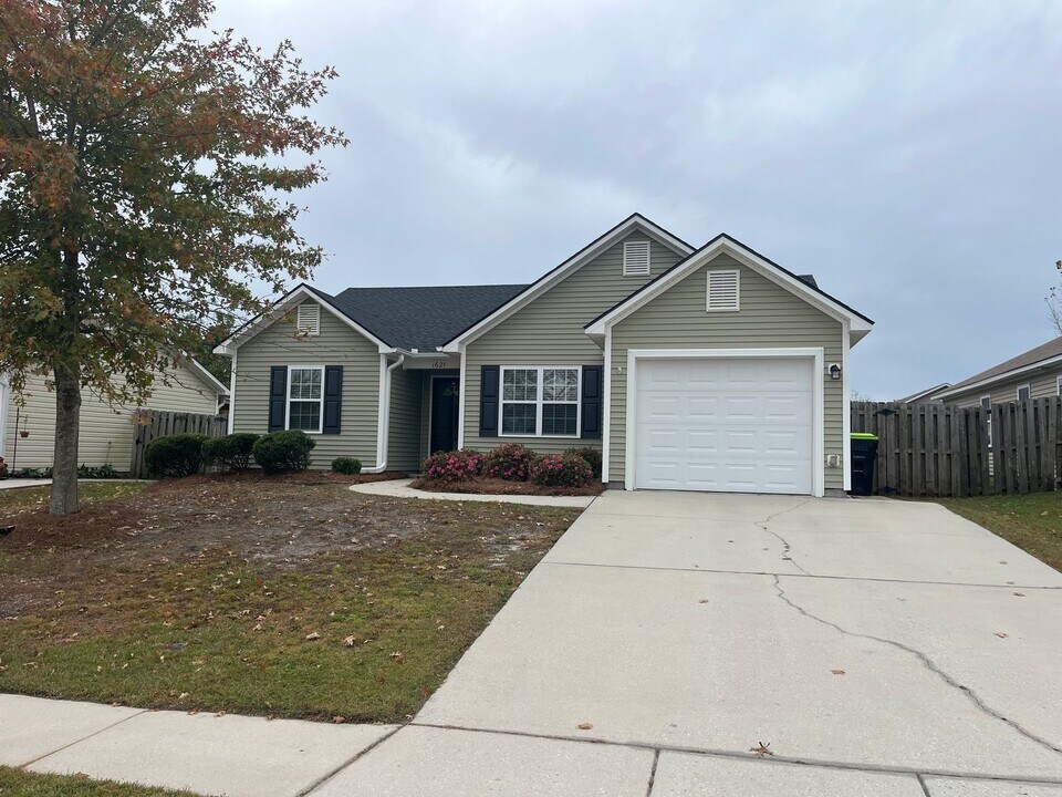 1621 Royal Pine Ct in Leland, NC - Building Photo