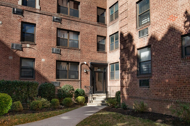 Electchester Housing in Fresh Meadows, NY - Foto de edificio - Building Photo