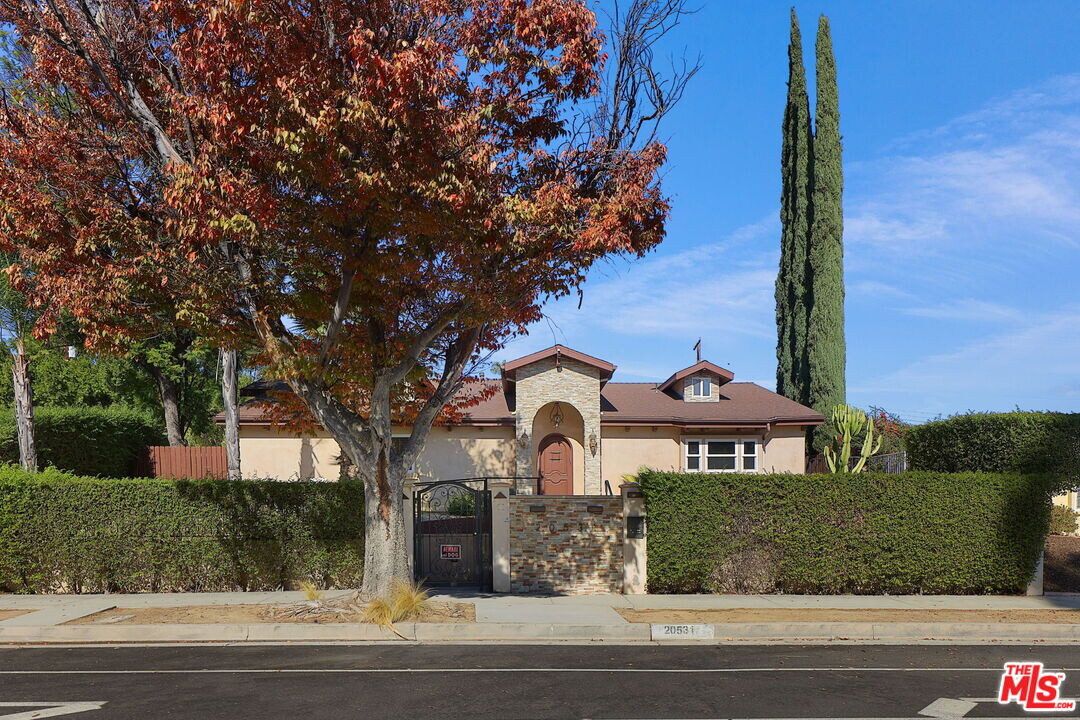 20531 W Oxnard St in Los Angeles, CA - Building Photo