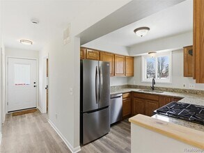 38301 Murdick Dr in New Baltimore, MI - Building Photo - Building Photo