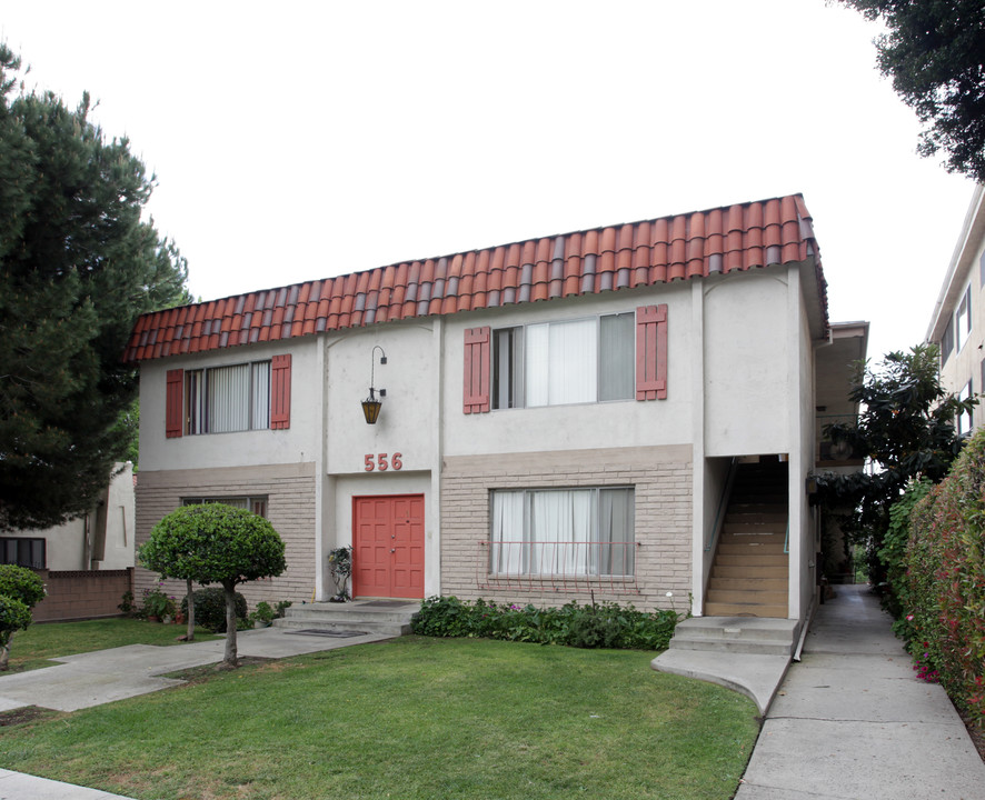 556 Glenwood Rd in Glendale, CA - Foto de edificio