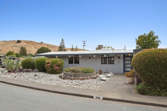 696 Barberry Ln in San Rafael, CA - Building Photo - Building Photo