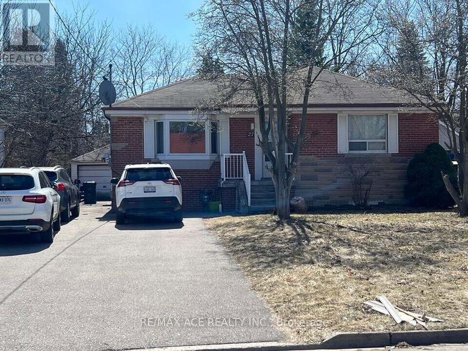 27 Granard Blvd in Toronto, ON - Building Photo