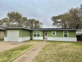 4214 37th St in Lubbock, TX - Building Photo