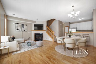 7601 11th St N in Oakdale, MN - Building Photo