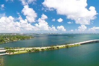 3131 NE 7th Ave, Unit 3403 in Miami, FL - Building Photo - Building Photo