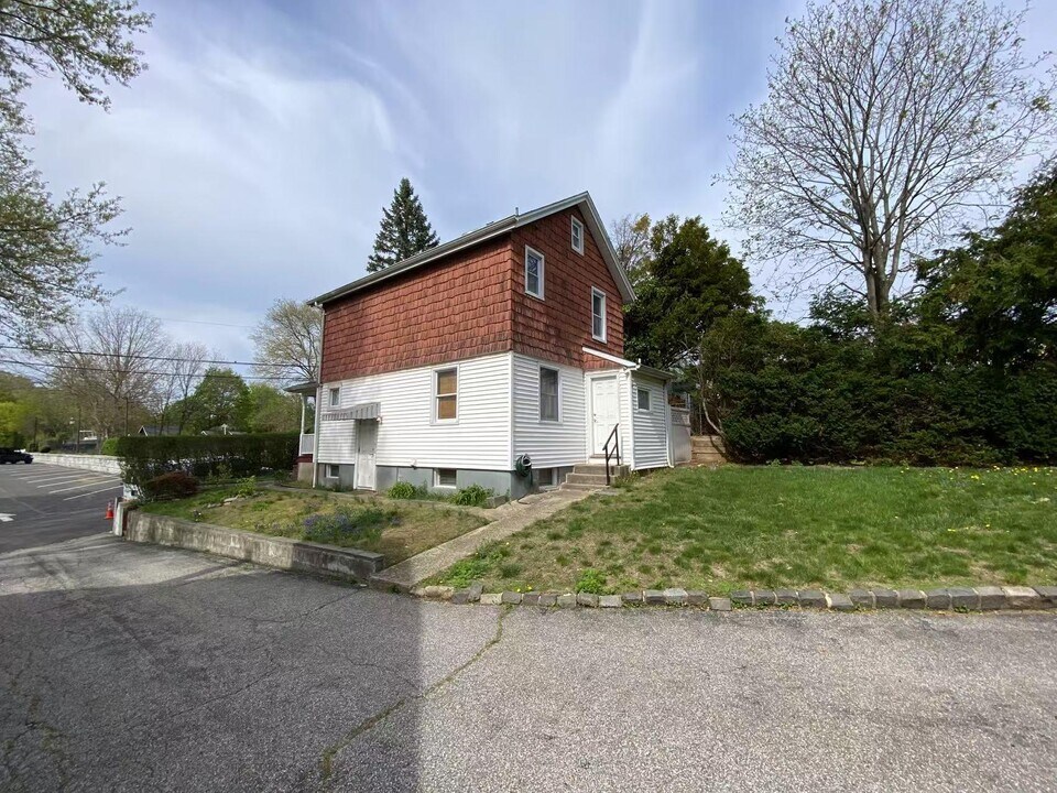 6 Pulaski Pl in Port Washington, NY - Building Photo
